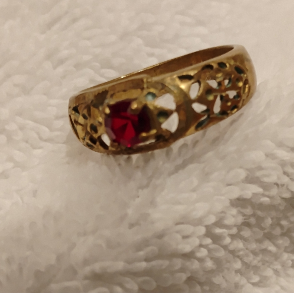 14k Ladies Ring With Ruby Colored Stone.